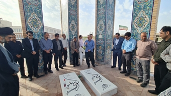 استادان، کارکنان و مدیران دانشگاه گــناباد، با حضور در مزار شهدای گمنام پردیس دانشگاه، یاد و خاطره دلاورمردان جبهه‌های حق علیه باطل را گرامی داشتند.